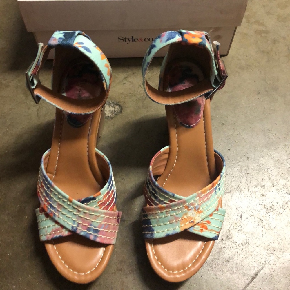 Flower print 3.5 in hight heel.